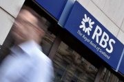 Un hombre camina ante una oficina del banco RBS en Londres.-TOBY MELVILLE / REUTERS