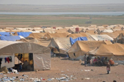 Desplazados sirios de Deir Ezzor, en un campamento a unos siete kilómetros de Arisha, en la provincia vecina de Hasakeh, el 13 de agost.-AFP / AYHAM AL-MOHAMMAD