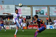 Cicinho, que no tuvo su tarde, intenta superar a un jugador del Llagostera.-Área 11