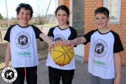 Adrián Sanz, Norah Martínez y Mateo Isla, los tres jugadores de la Escuela Infantil del CSB que irán a Béjar. HDS