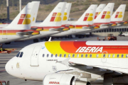 Imagen de archivo de aviones de Iberia, una de las aerolíneas que forman parte del grupo empresarial IAG.-VICTOR R. CAIVANO (AP)