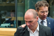 El ministro de Finanzas griego, Yanis Varoufakis, y el presidente del Eurogrupo, Jeroen Dijsselbloem.-Foto: AP / GEERT VANDEN WIJNGAERT
