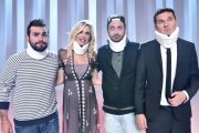Los reporteros supuestamente agredidos por la familia Márquez, Stefano Corti y Alessandro Onnis (primero y tercero por la izquierda), junto a los presentadores del programa 'Le Iene' (Las hienas), Ilary Blasi y Teo Mammucari.-TWITTER