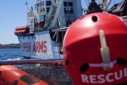 Uno de los miembros de Open Arms llega al buque de salvamento de la oenegé.-OPEN ARMS (OPEN ARMS)