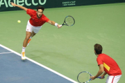 Feli López y Marc López en un instante del encuentro de doble ante Croacia.-ANTONIO BAT / EFE