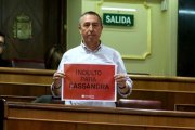 El diputado Joan Baldoví enseña un cartel a favor del indulto de la tuitera Cassandra Vera.-DAVID CASTRO