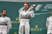 Nico Rosberg saluda al público desde lo alto del podio tras ganar el GP de Austria por delante de Lewis Hamilton y Felipe Massa.-Foto:   AFP / ANDREJ ISAKOVIC