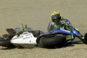 Valentino Rossi (Yamaha), tras acerse en Motegi.-AFP / TOSHIFUMI KITAMURA