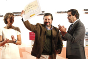 Joaquín Alcalde recibe el premio de manos de la ministra Tejerina.-Ical