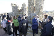 Responsables institucionales en la visita al castillo de Berlanga ayer-L.A.T.