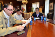 Gustavo Martínez, Benito Serrano y Javier Antón, reunidos ayer en el Ayuntamiento de Soria. / ÁLVARO MARTÍNEZ-