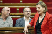 La presidenta del Parlament, Carme Forcadell, junto al portavoz del Govern, Jordi Turull, y el diputado de Junts pel Sí, Lluís Llach.-ANDREU DALMAU