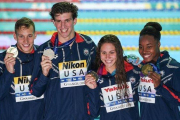 Caeleb Dressel, Zach Apple, Mallo Comerford y Simone Manuel, los cuatro estadunidenses que batieron el récord mundial en la final de 4x100 mixto.-AFP / ED JONES