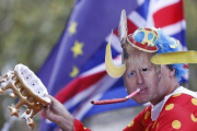 Un contrario al ’brexit’ se manifiesta en Londres con una careta de Johnson, este jueves.-AP / ALASTAIR GRANT
