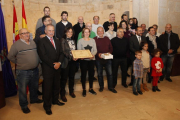 Miembros de la Cofradía de San Pascual Bailón tras recibir el Colodra-María Ferrer
