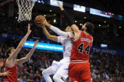 Mirotic y Pau Gasol defienden el aro de Chicago Bulls en un partido ante Oklahoma.-Foto: MARK D. SMITH / USA TODAY