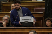 Rufián muestra una impresora durante la sesión de control al Gobierno, este miércoles.-JOSÉ LUIS ROCA