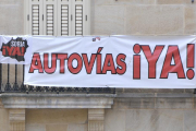 Una de las pancartas que reivindica la ejecución de la demandada autovía del Duero-VALENTÍN GUISANDE