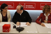 Miquel Iceta, entre Eva Granados y Meritxell Batet, en la sede del PSC.-ALBERT BERTRAN