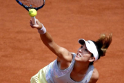 Garbiñe Muguruza, en acción ante la francesa Georges en la pista central de Roland Garros.-EFE / YOAN VALAT