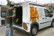 Un trabajador autónomo junto a su camioneta con material de bricolaje.-JOSEP GARCÍA (EL PERIÓDICO)