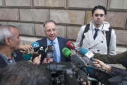 El secretario general del sindicato Manos Limpias, Miguel Bernard, con periodistas, el año pasado.-FERRAN SENDRA