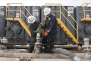 Trabajadores del fracking. /-REUTERS / ANDREW CULLEN