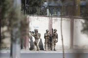 Soldados rodean la sede de la televisión privada Shamshad TV tras un ataque en Kabul.-EFE / JAWAD JALALI