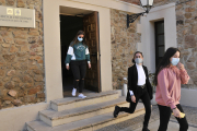 Residentes en la Duques de Soria salen ayer del centro tras la comida. VALENTÍN GUISANDE
