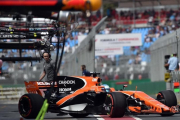 Fernando Alonso sale de boxes con su McLaren durante los entrenamientos libres del GP de Australia.-SAEED KHAN