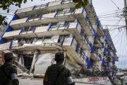 Soldados mexicanos montan guardia a pocos metros del hotel Sensación, hundido tras el terremoto, en Matias Romero (Oaxaca), el 8 de septiembre-AFP / VICTORIA RAZO