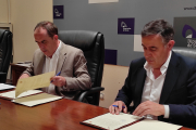 Benito Serrano y Antonio Pardo, en la firma del convenio entre Diputación y Ayuntamiento de El Burgo, antes de la presentación de los cursos.-A. HERNANDO