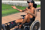 Neymar sentado en silla de ruedas. Twitter Neymar Jr.-/ PERIODICO
