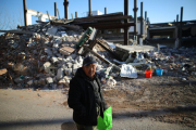 Un hombre frente a un edificio incendiado en noviembre en el distrito de Daxing, en el sur de Pekín.-EFE / WU HONG