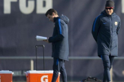 Unzué y Luis Enrique, en el entrenamiento previo al viaje del Barça a Vila-real.-JORDI COTRINA