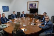 Los equipos negociadores de Partido Popular y Ciudadanos, encabezados por el presidente del PP andaluz, Juanma Moreno (izquierda), y el líder regional de Ciudadanos, Juan Marín (segundo por la derecha).-EFE/JULIO MUÑOZ