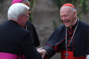 El cardenal de Washington Theodore McCarrick sonríe junto a los obispos William P. Fay y Wilton Gregory, en una imagen de archivo-LUCA BRUNO