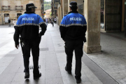 Agentes de la Policía Local patrullan por El Collado en una imagen de archivo. HDS