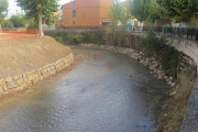 Río Jalón a su paso por Santa María de Huerta.-