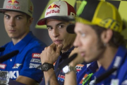 Rossi (en primer término) y Márquez, en una reciente rueda de prensa.-JORDI COTRINA
