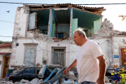 Un hombre camina entre los escombros que desprendió el terremoto.-REUTERS