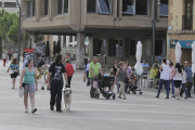 Personas paseando por el centro de la ciudad, en una imagen de archivo.-VALENTÍN GUISANDE