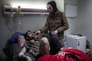 Manhal Ahmed, vecino de Mosul herido en el ataque, se recupera en el hospital de Erbil (Irak).-AP / CENGIZ YAR