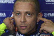 Valentino Rossi (Yamaha) se coloca lo tapones en sus oídos antes de un entrenamiento.-AP / HENDRIK SCHMIDT