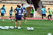 El equipo rojillo inicia la pretemporada con 25 efectivos y una doble sesión de entrenamiento / Además de Galarreta, las ausencias fueron el lesionado Julio Álvarez y el ‘novato’ Grego / Luis Valcarce realizó la primera parte de la sesión matutina-Álvaro Martínez