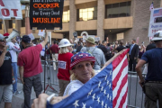Seguidores de Trump acuden al acto del presidente en Phoenix (Arizona).-AFP / DAVID MCNEW