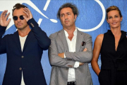 Jude Law, Paolo Sorrentino y Cecile de France, en la presentación de 'The young Pope' en Venecia.-EFE / ETTORE FERRARI