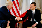 Trump y Macron se miran durante el estrecho apretón de manos que han protagonizado, el jueves en Bruselas.-REUTERS