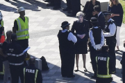 May, durante su visita a la torre incendiada.-EFE