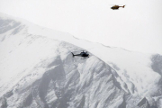 Dos helicópteros patrullan sobre los Alpes franceses durante un rescate.-AP